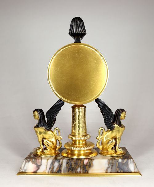 A GILDED EGYPTIAN REVIVAL TIMEPIECE DESK CLOCK - ADDITIONAL PHOTO 3