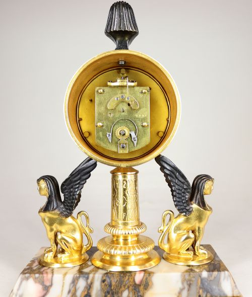 A GILDED EGYPTIAN REVIVAL TIMEPIECE DESK CLOCK - ADDITIONAL PHOTO 4