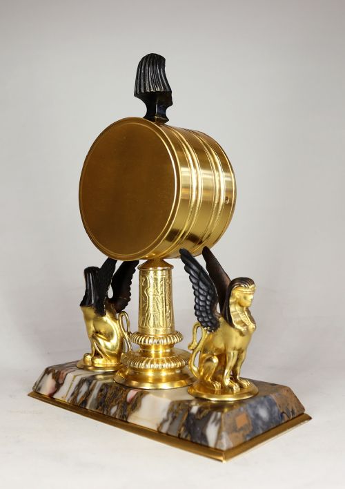A GILDED EGYPTIAN REVIVAL TIMEPIECE DESK CLOCK - ADDITIONAL PHOTO 5