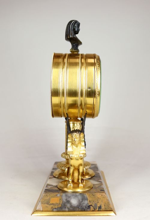 A GILDED EGYPTIAN REVIVAL TIMEPIECE DESK CLOCK - ADDITIONAL PHOTO 6