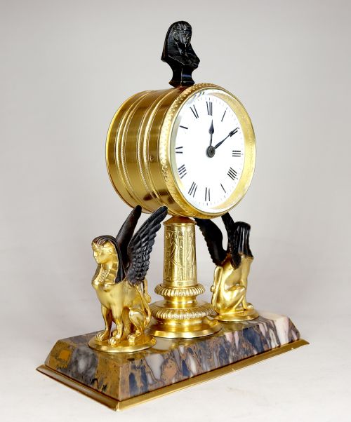 A GILDED EGYPTIAN REVIVAL TIMEPIECE DESK CLOCK - ADDITIONAL PHOTO 7