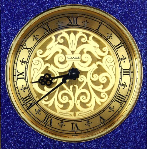 A STRIKING MANTEL CLOCK BY LUXOR IN A LAPIS BLUE AND GILT CASE - ADDITIONAL PHOTO 7