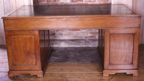 OAK PEDESTAL DESK - ADDITIONAL PHOTO 1