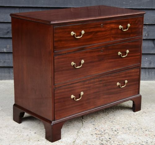 Excellent Quality George II Mahogany Small Proportioned Chest of Drawers, C.1750.