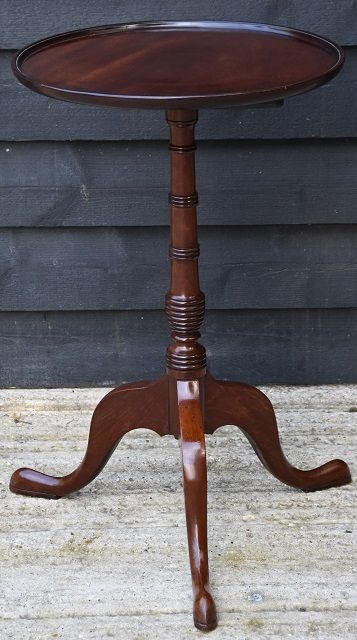 Excellent Quality Georgian Mahogany Tilt-top Wine Table.