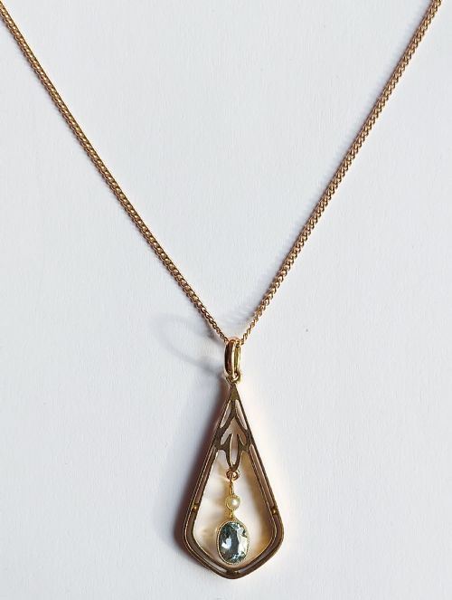 Beautiful Art Deco Period 9ct Gold, Aquamarine & Seed Pearl Pendant & Chain.