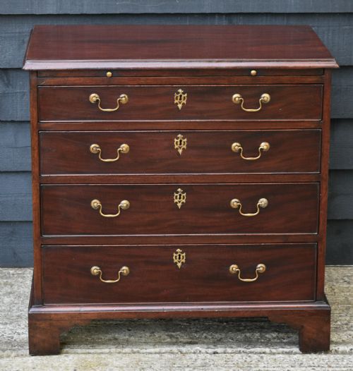 Excellent Georgian Mahogany Batchelors Chest of Drawers, Small Proportions.
