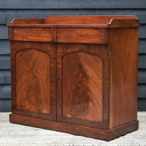 Beautiful Georgian Mahogany Side Cabinet Chiffonier C.1830.