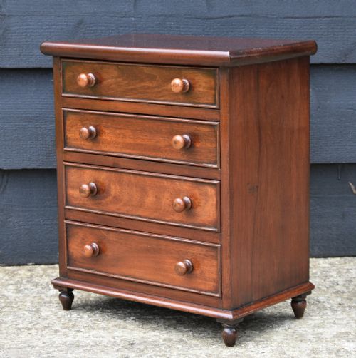 VICTORIAN MAHOGANY MINIATURE CHEST OF DRAWERS C1840 APPRENTICE PIECE GOOD QUALITY