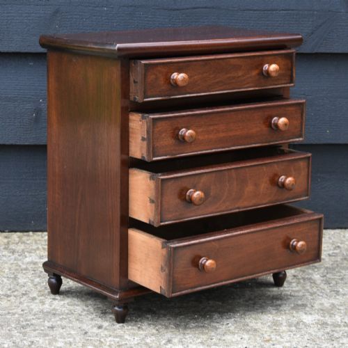 VICTORIAN MAHOGANY MINIATURE CHEST OF DRAWERS C1840 APPRENTICE PIECE GOOD QUALITY - ADDITIONAL PHOTO 4