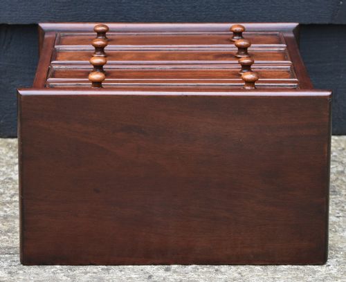 VICTORIAN MAHOGANY MINIATURE CHEST OF DRAWERS C1840 APPRENTICE PIECE GOOD QUALITY - ADDITIONAL PHOTO 5