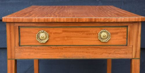 FINE QUALITY GEORGIAN SATINWOOD LAMP TABLE WITH DRAWER C1800 - ADDITIONAL PHOTO 1