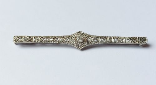 Beautiful Art Deco Platinum & Diamond Bar Brooch Pin.