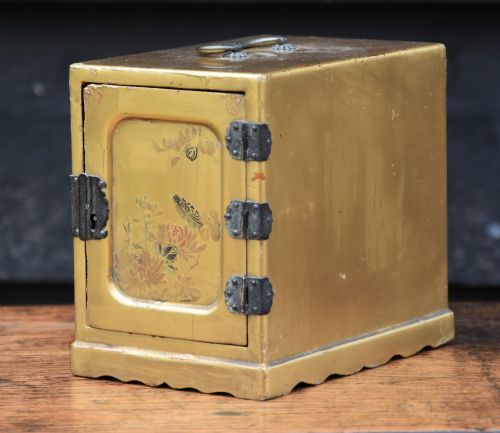 Beautiful 19th Century Japanese Gilt Lacquer Kodansu Jewellery Box.