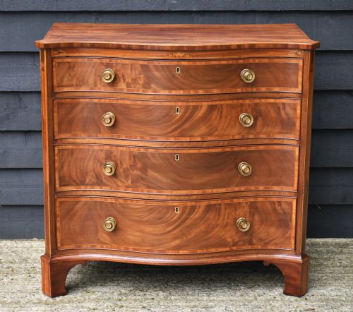 Fabulous Georgian Serpentine Mahogany Chest of Drawers C.1790, Superb Quality