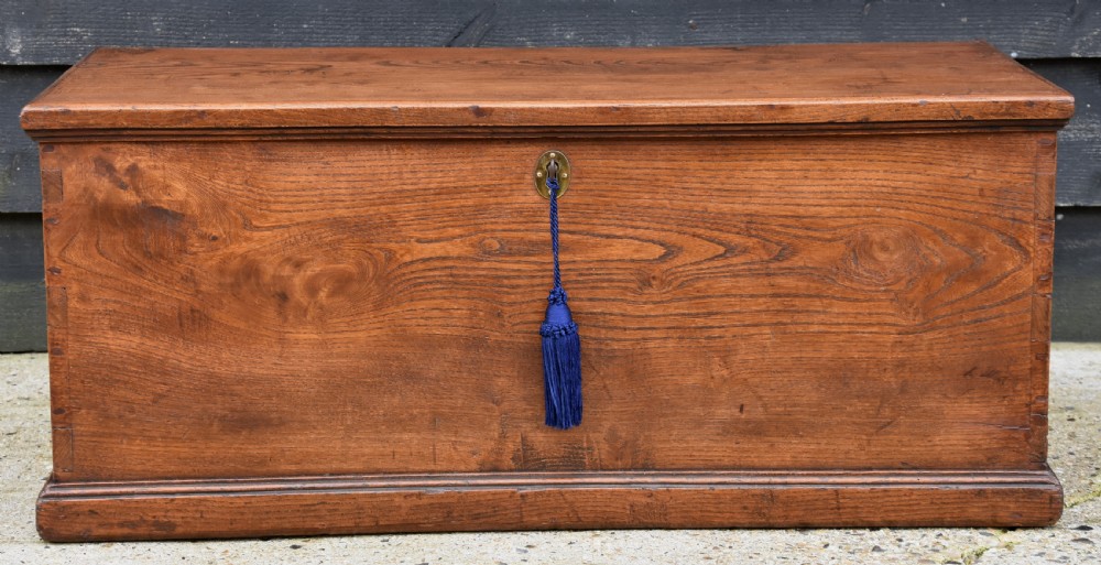 Beautiful Small Proportioned Georgian Elm Box, Circa 1800. View VIII