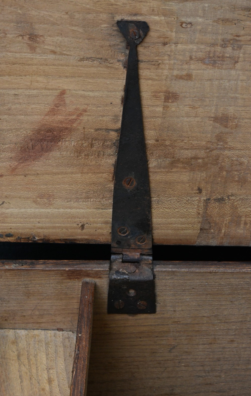 Lovely Georgian Elm Blanket Box C.1800, Small Proportions. View VII
