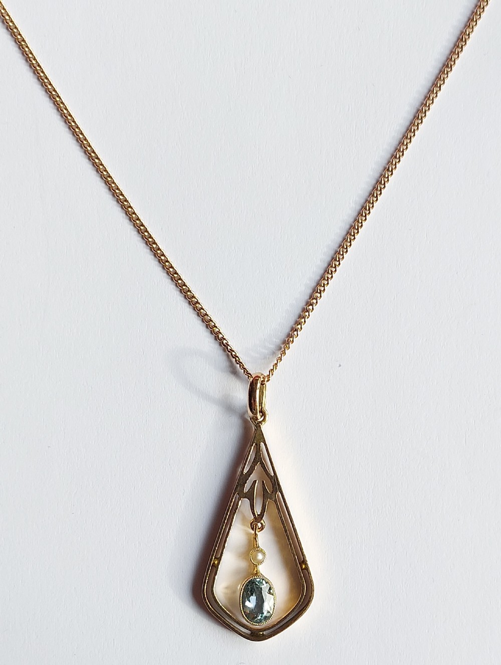 Beautiful Art Deco Period 9ct Gold, Aquamarine & Seed Pearl Pendant & Chain.