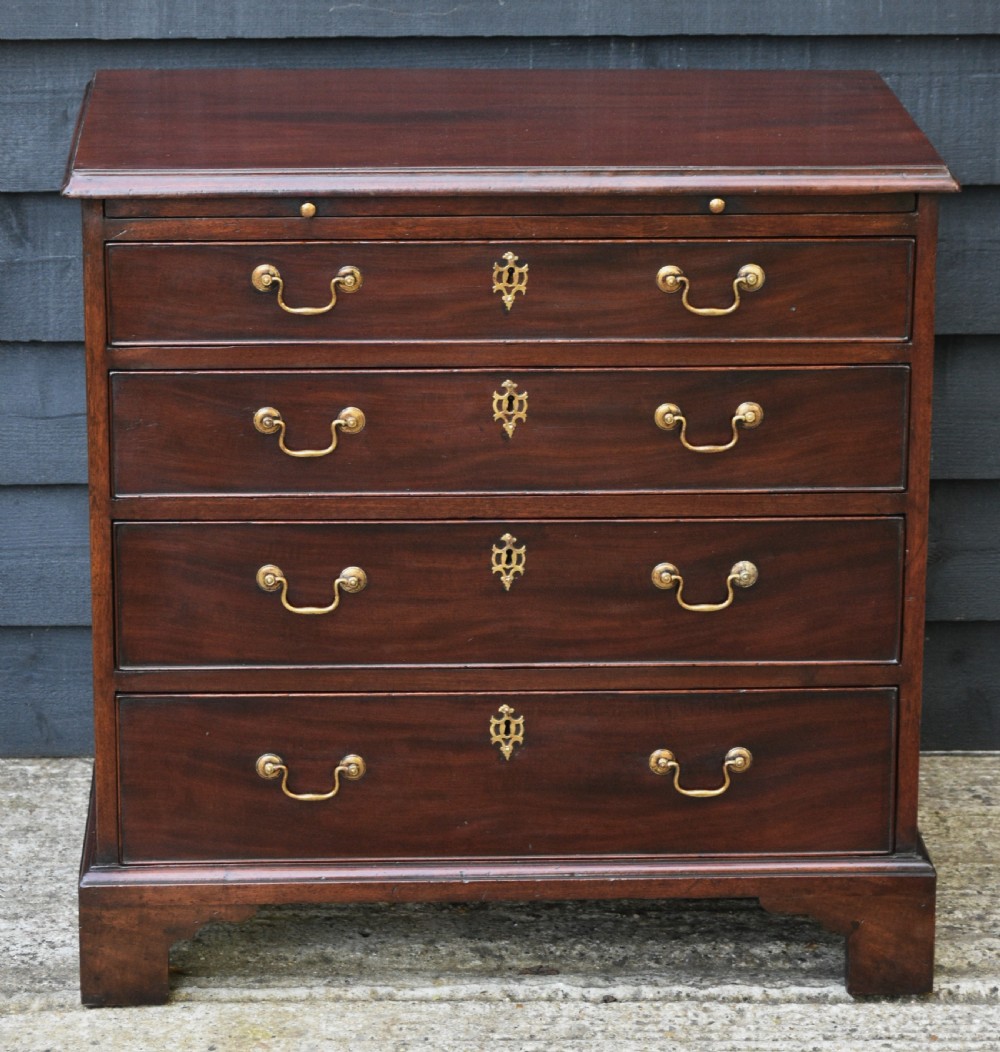 Excellent Georgian Mahogany Batchelors Chest of Drawers, Small Proportions.