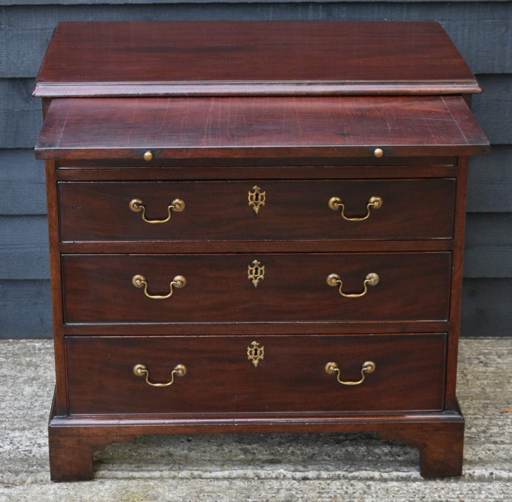 Excellent Georgian Mahogany Batchelors Chest of Drawers, Small Proportions. View II
