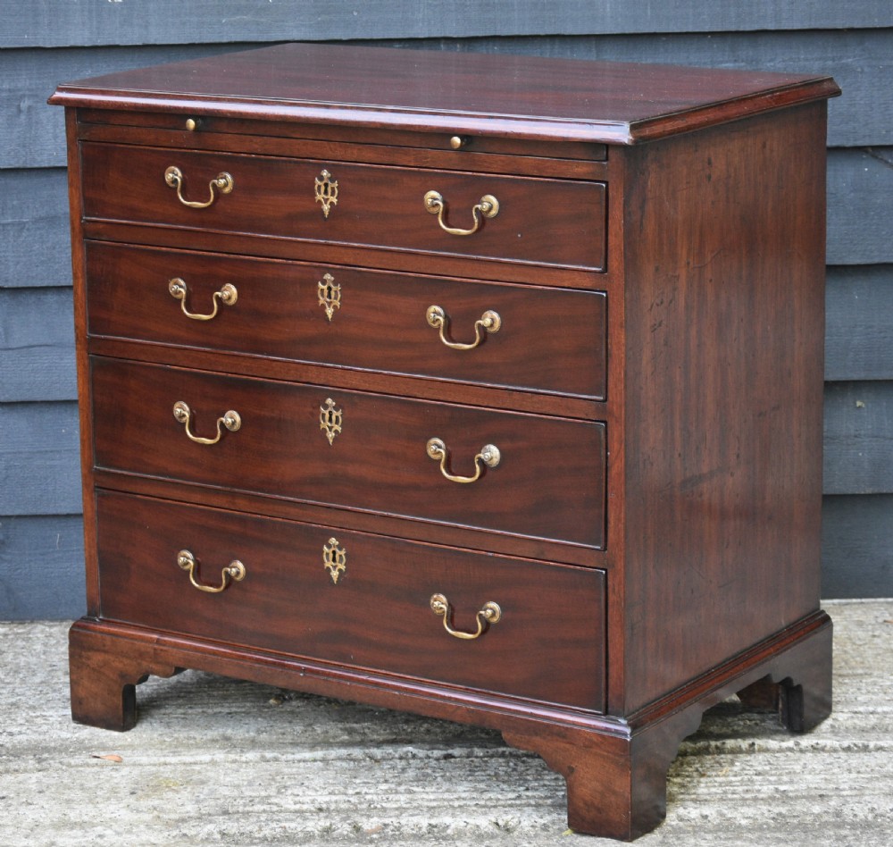 Excellent Georgian Mahogany Batchelors Chest of Drawers, Small Proportions. View III