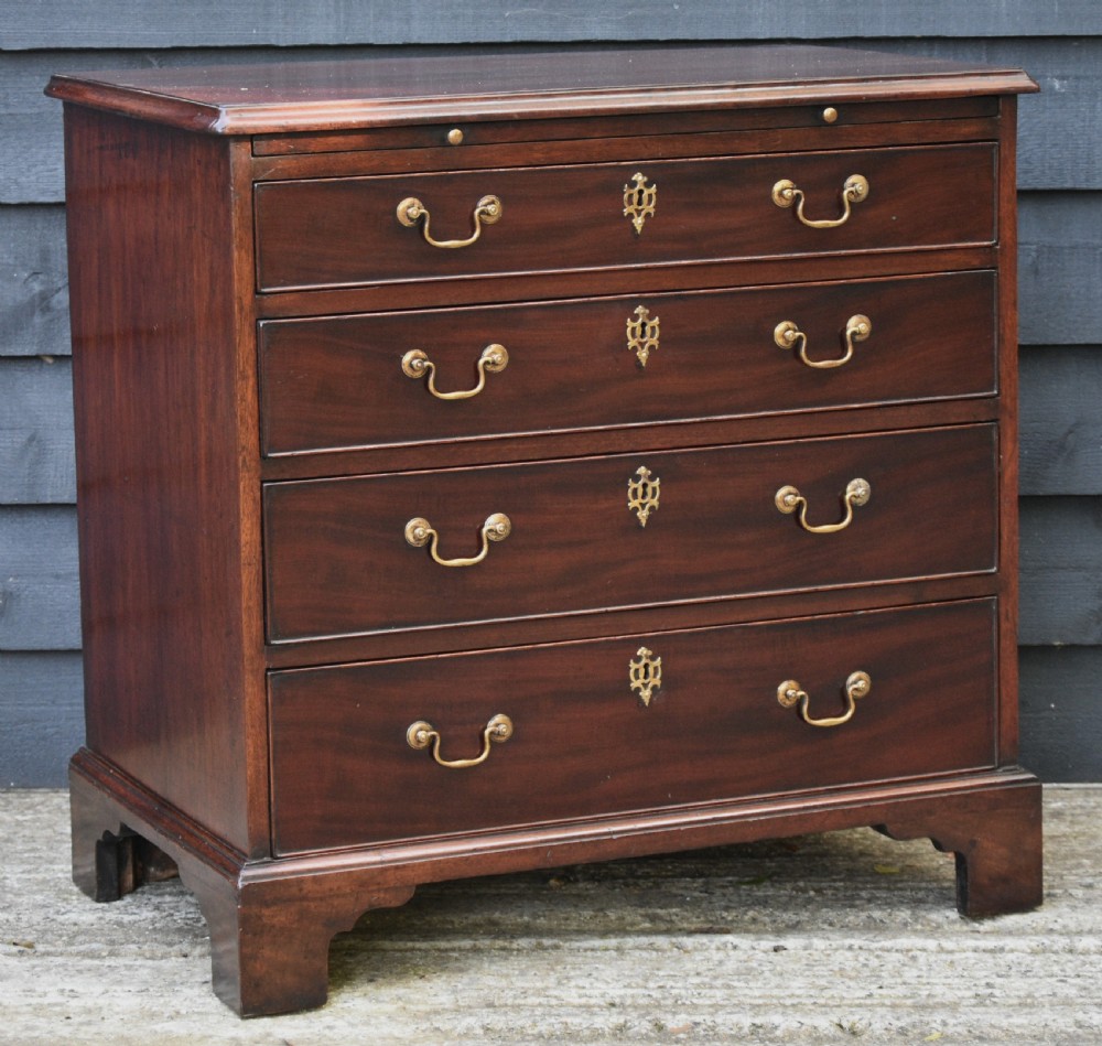 Excellent Georgian Mahogany Batchelors Chest of Drawers, Small Proportions. View IV