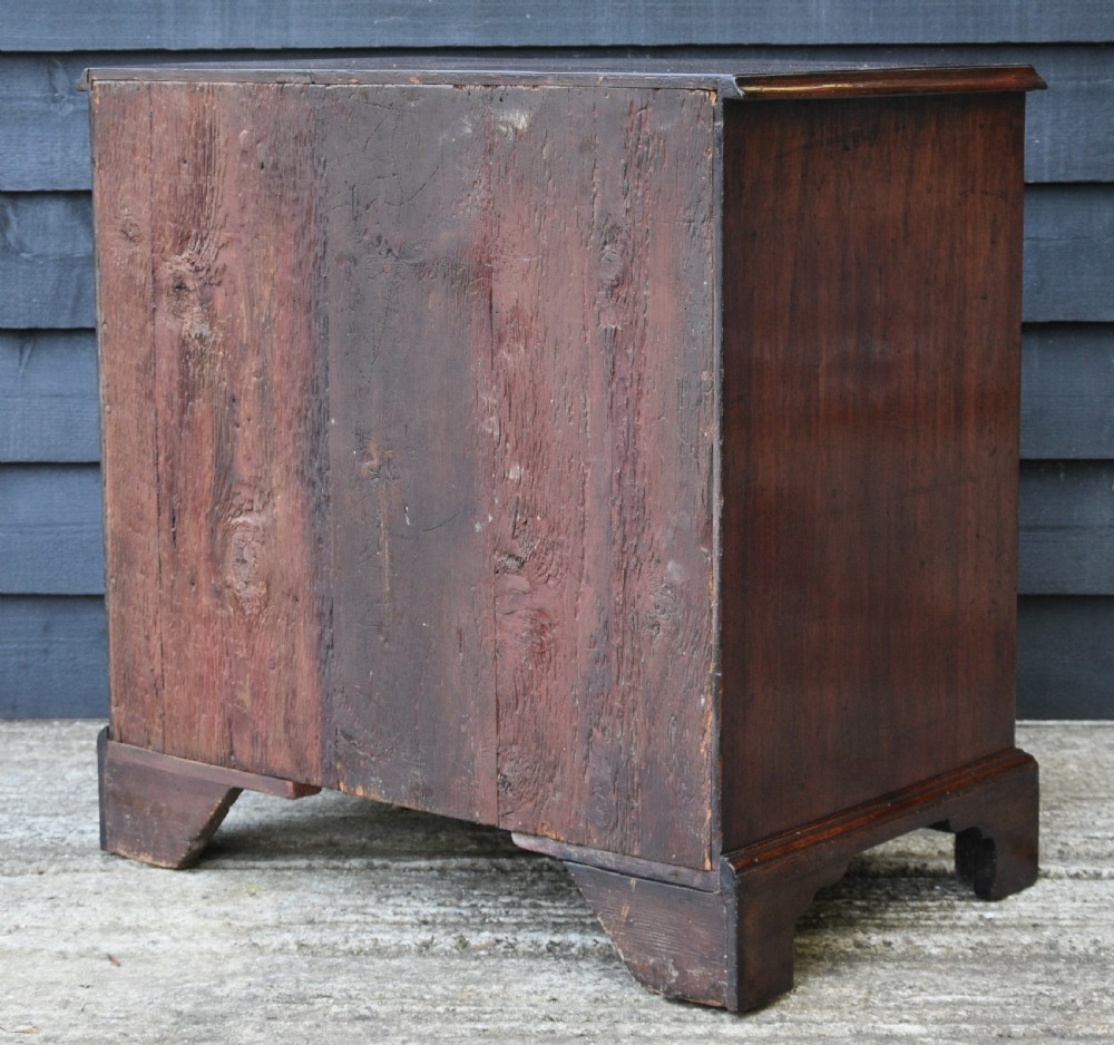 Excellent Georgian Mahogany Batchelors Chest of Drawers, Small Proportions. View VI