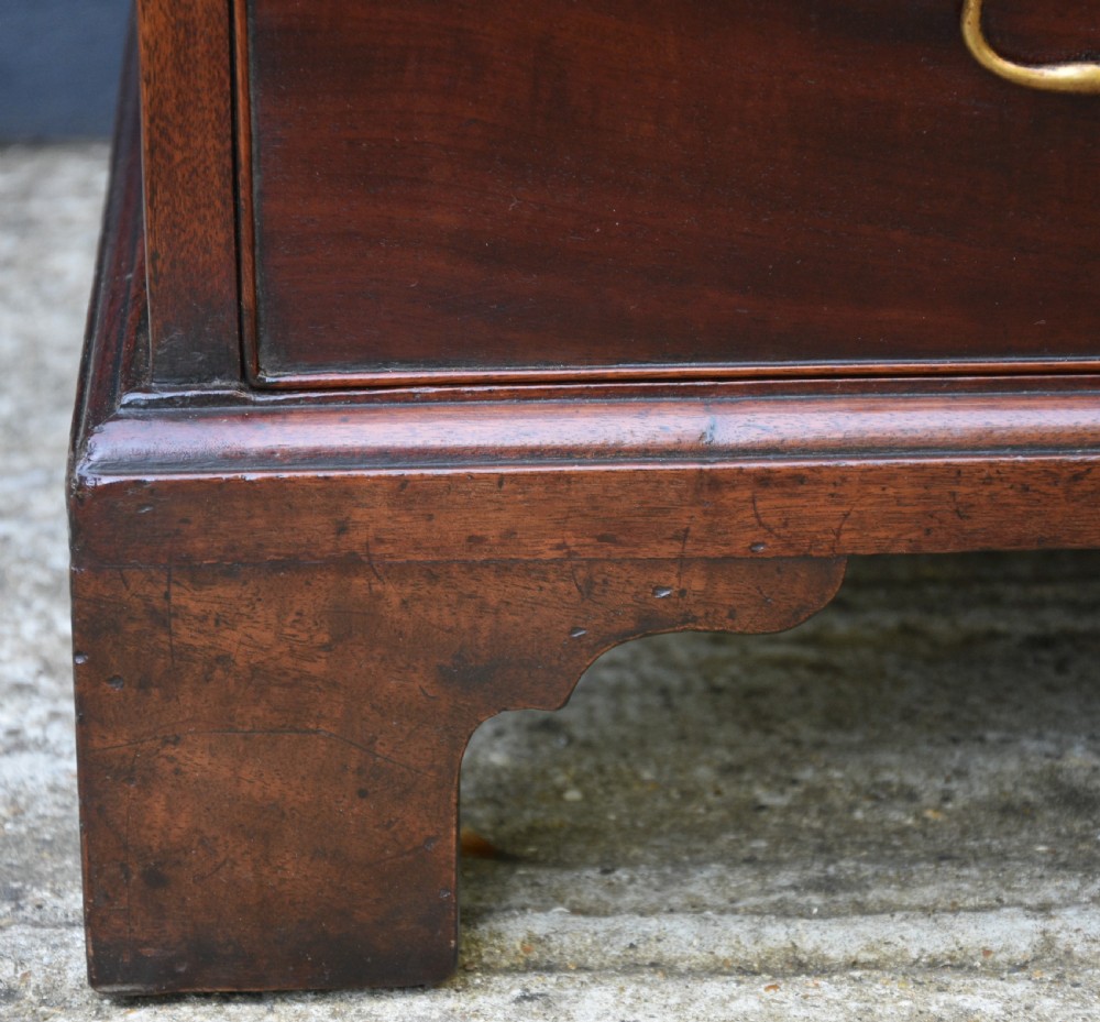 Excellent Georgian Mahogany Batchelors Chest of Drawers, Small Proportions. View VII