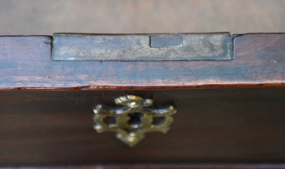 Excellent Georgian Mahogany Batchelors Chest of Drawers, Small Proportions. View VIII