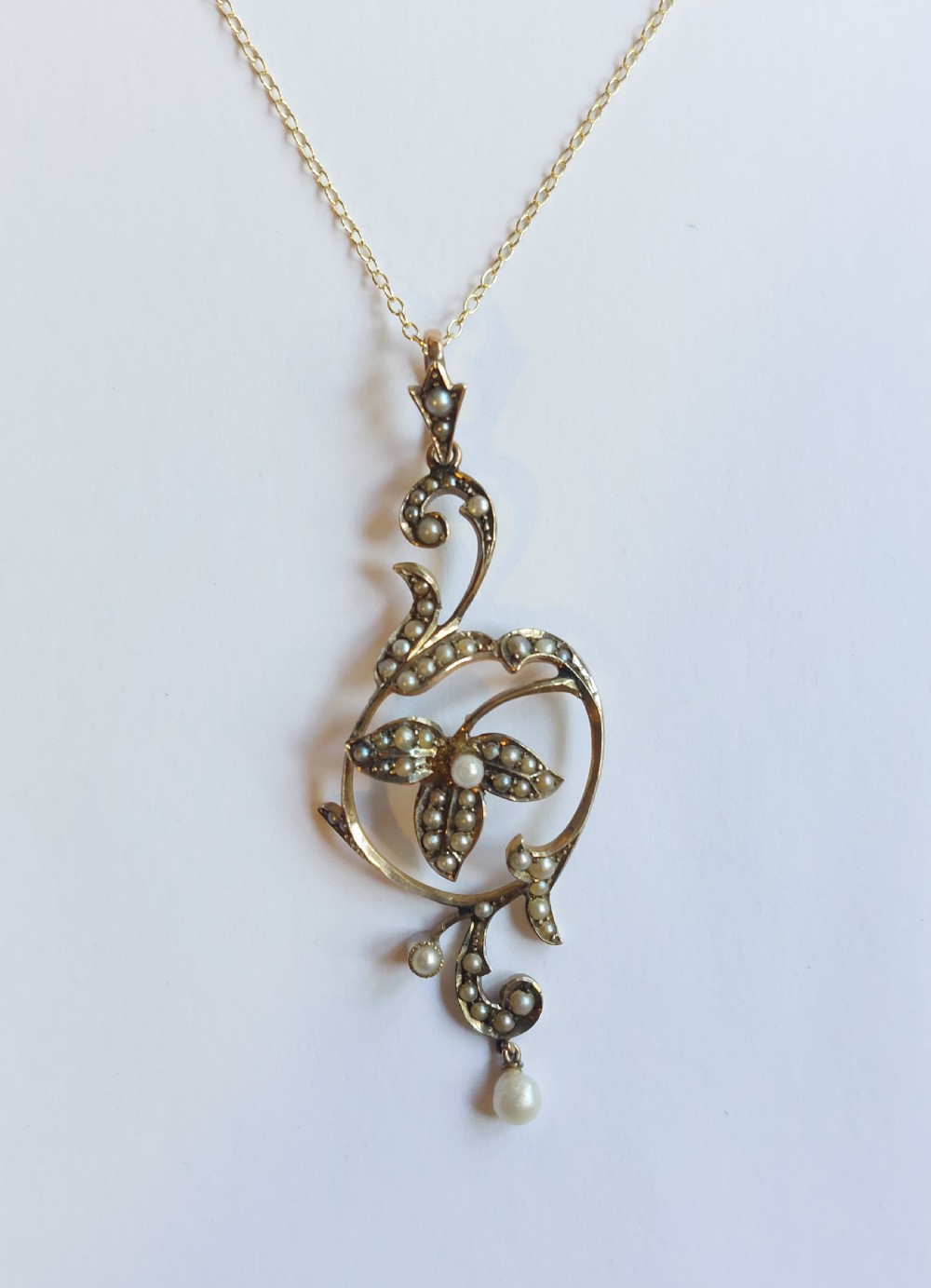 Beautiful Art Nouveau 9ct Gold & Seed Pearl Lavalier Pendant C.1910.