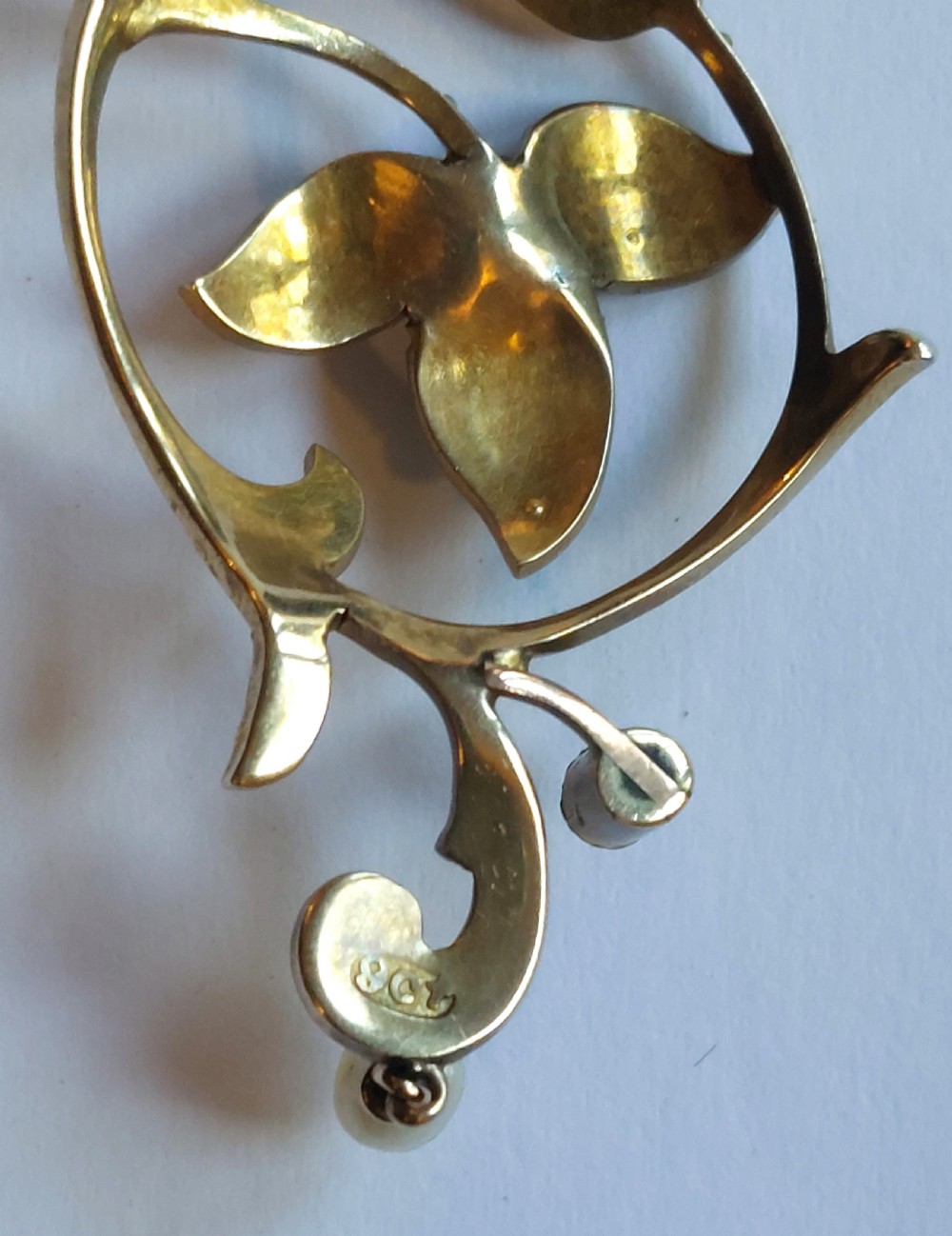 Beautiful Art Nouveau 9ct Gold & Seed Pearl Lavalier Pendant C.1910. View III