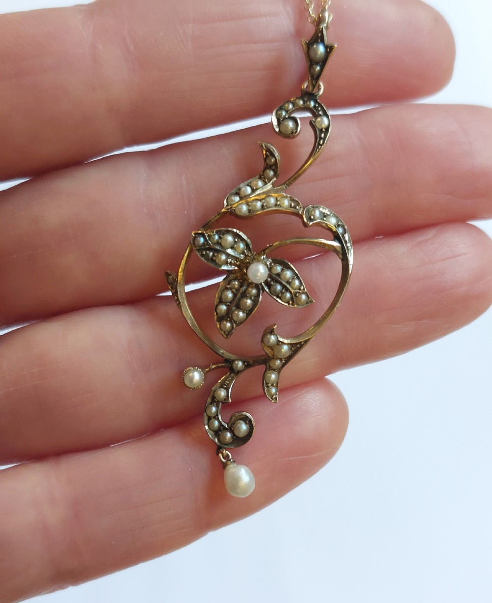 Beautiful Art Nouveau 9ct Gold & Seed Pearl Lavalier Pendant C.1910. View V