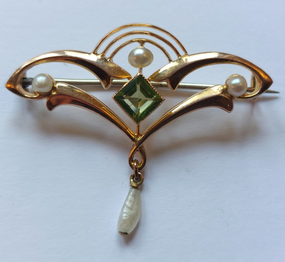 Lovely Art Nouveau 9ct Pearl & Peridot Brooch Pin C.1910. View III