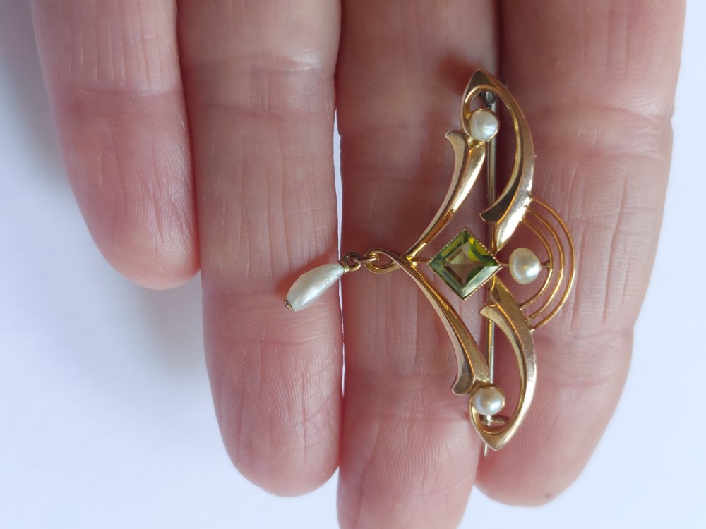Lovely Art Nouveau 9ct Pearl & Peridot Brooch Pin C.1910. View V