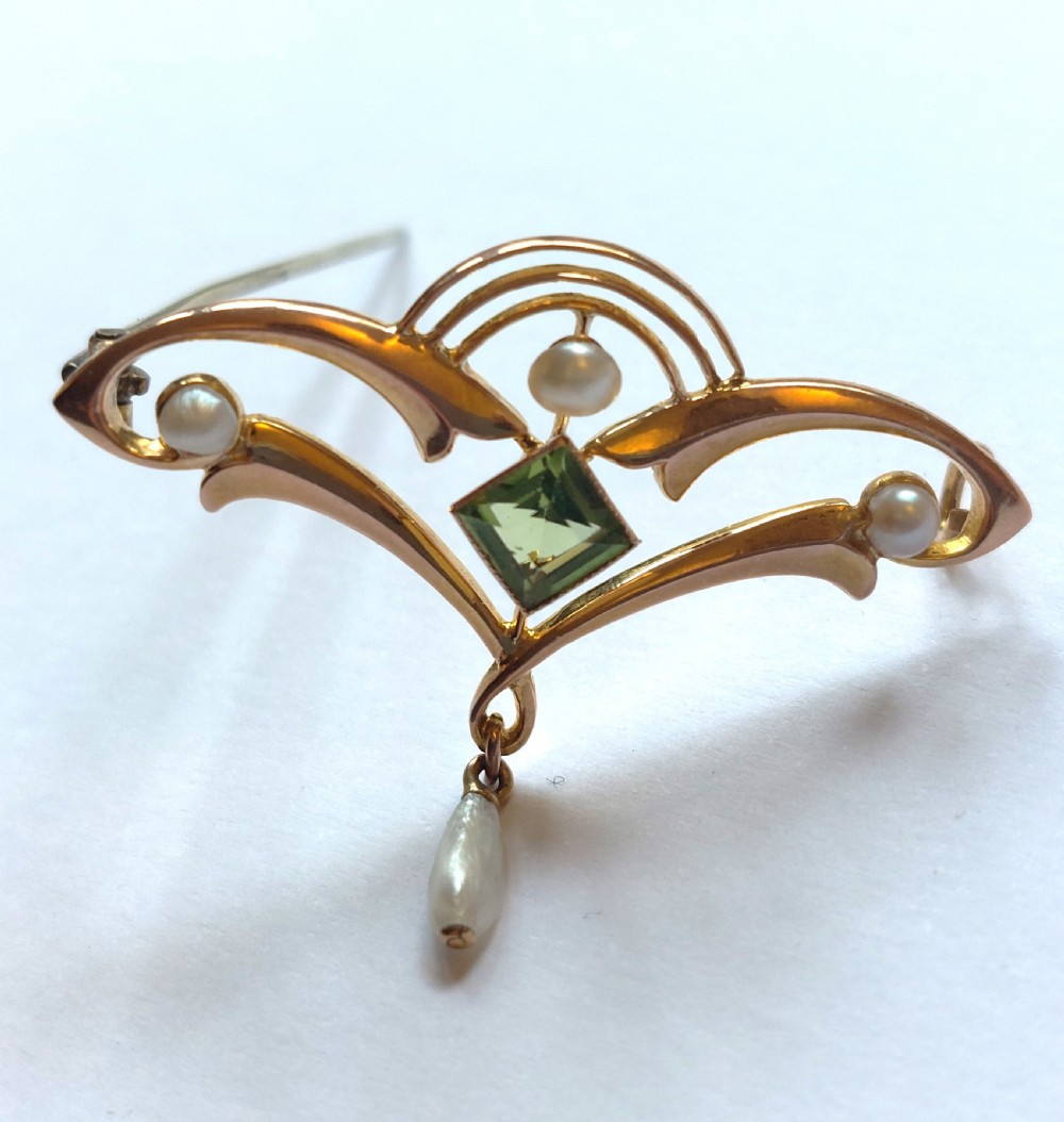 Lovely Art Nouveau 9ct Pearl & Peridot Brooch Pin C.1910. View VI