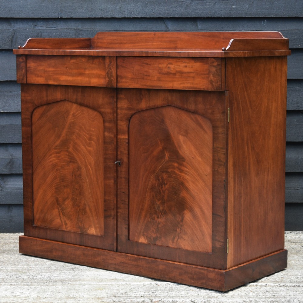 Beautiful Georgian Mahogany Side Cabinet Chiffonier C.1830.