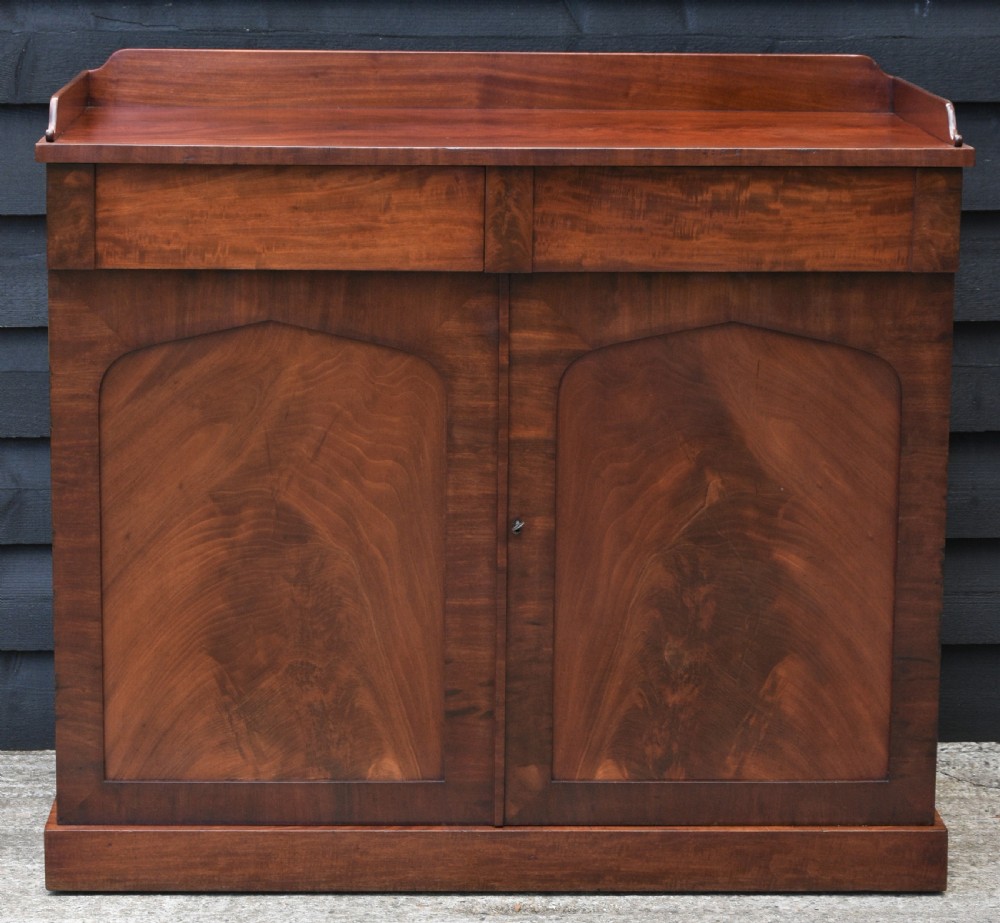 Beautiful Georgian Mahogany Side Cabinet Chiffonier C.1830. View II