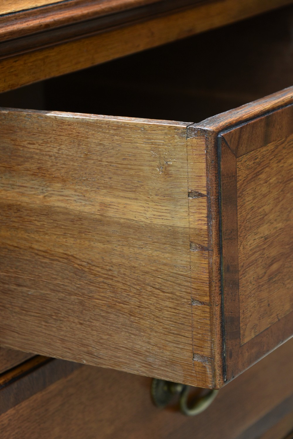 Handsome Georgian Oak Chest Of Drawers C.1780, Light Oak With Mahogany Cross-banding. View V