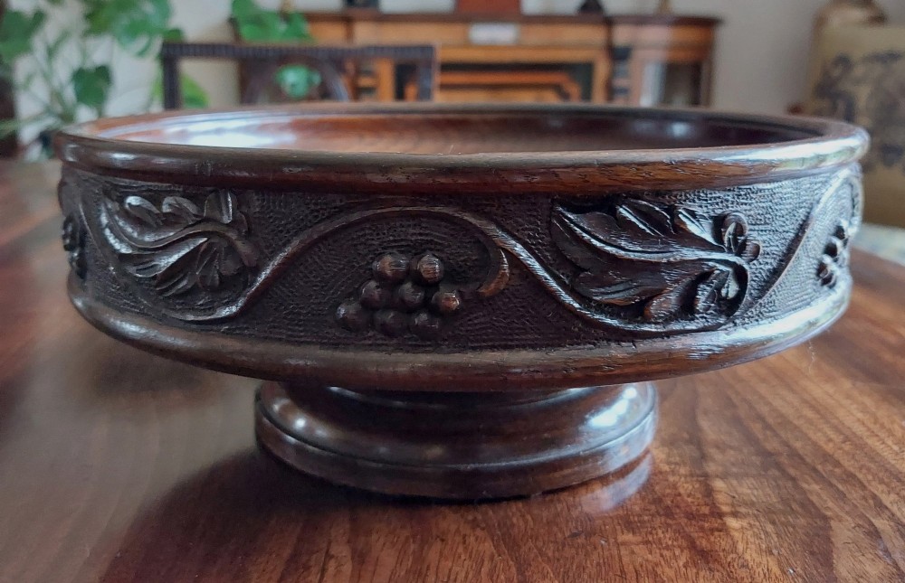 Lovely 1930's Oak Fruit Bowl Centrepiece With Fruiting Vine Carved Decoration.