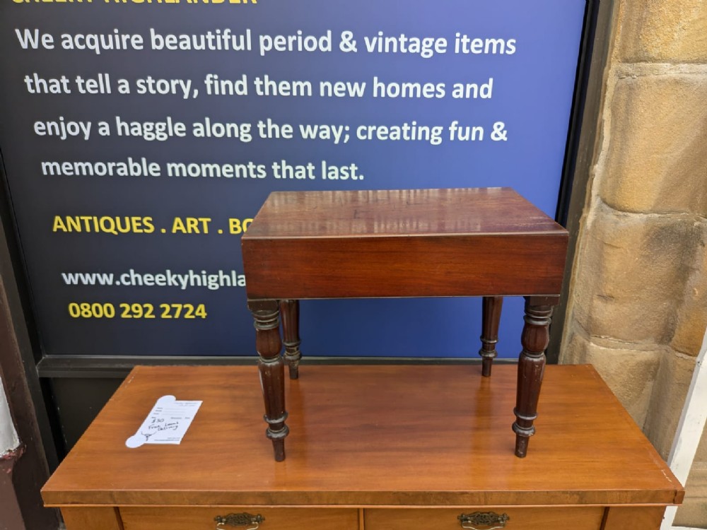 A Georgian mahogany bidet stool featuring a rectangular lidded box top supported by four ring-turned wooden legs.