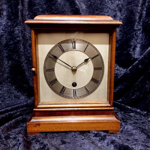 an early 20th century mahogany mantel clock - CATEGORY: ANTIQUE CLOCKS - DATED 1900
