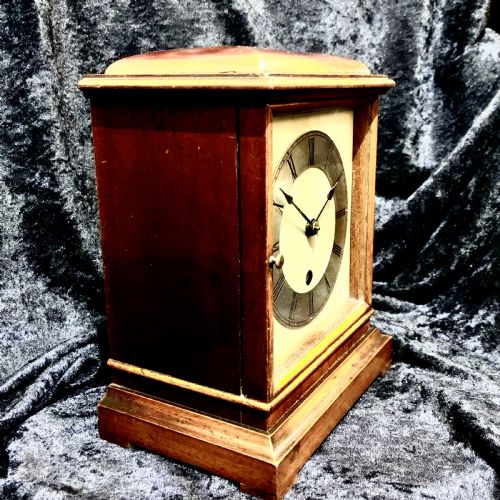 AN EARLY 20TH CENTURY MAHOGANY MANTEL CLOCK - ADDITIONAL PHOTO 1