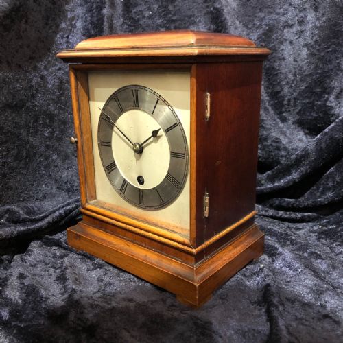 AN EARLY 20TH CENTURY MAHOGANY MANTEL CLOCK - ADDITIONAL PHOTO 2