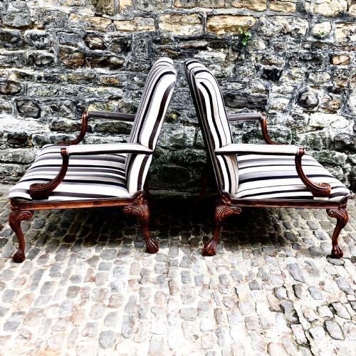 A PAIR OF EARLY 20TH CENTURY WALNUT GAINSBOROUGH ARMCHAIRS - ADDITIONAL PHOTO 1