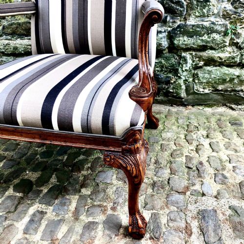 A PAIR OF EARLY 20TH CENTURY WALNUT GAINSBOROUGH ARMCHAIRS - ADDITIONAL PHOTO 3