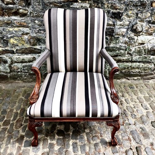 A PAIR OF EARLY 20TH CENTURY WALNUT GAINSBOROUGH ARMCHAIRS - ADDITIONAL PHOTO 4