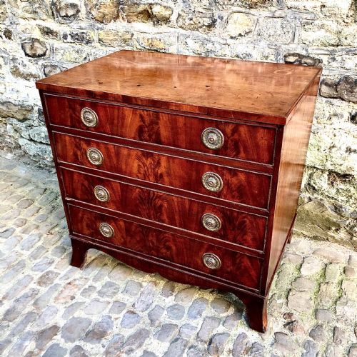 A SMALL GEORGE III MAHOGANY CADDY TOP CHEST OF DRAWERS - ADDITIONAL PHOTO 2
