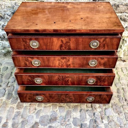 A SMALL GEORGE III MAHOGANY CADDY TOP CHEST OF DRAWERS - ADDITIONAL PHOTO 6