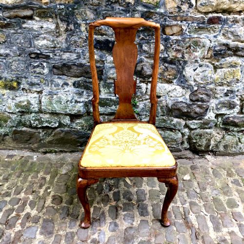 A FINE QUEEN ANNE PERIOD WALNUT SIDE CHAIR