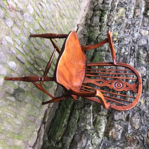 AN EARLY 19TH CENTURY YEW AND ELM DRAUGHT BACK WINDSOR CHAIR - ADDITIONAL PHOTO 1